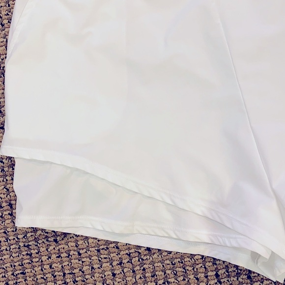 Women’s White Tail Athletic Tennis Shorts Size Medium - Picture 2 of 5